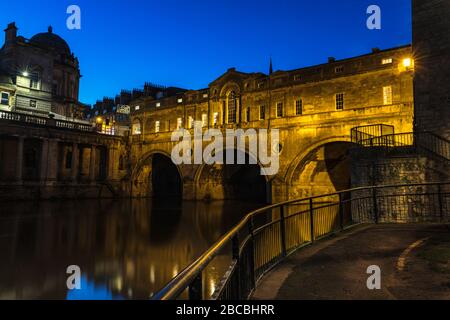 Die historische Pulteney Bridge beleuchtet in der Abenddämmerung über dem Fluss Avon. Bath, Somerset, England, Großbritannien Stockfoto