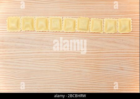 italienische Ravioli auf einem Holztisch Stockfoto