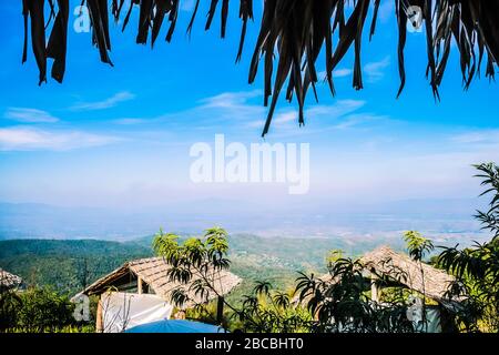 Berglandschaft mit Sonnenlicht und Himmel Hintergrund Stockfoto