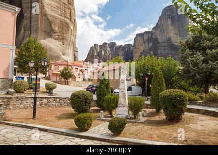 KALAMBAKA, GRIECHENLAND - SEPTEMBER, 10, 2018: Erstaunliche Stadt unterhalb von Meteora Felsen. Panorama von mit felsigen Bergen, dem Wahrzeichen von sechs Klöstern in Griechenland Stockfoto