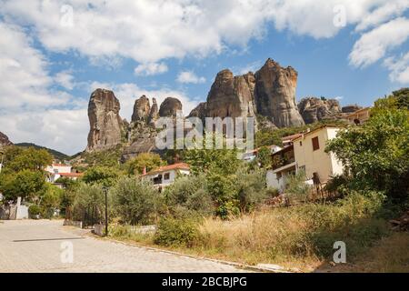 KALAMBAKA, GRIECHENLAND - SEPTEMBER, 10, 2018: Erstaunliche Stadt unterhalb von Meteora Felsen. Panorama von mit felsigen Bergen, dem Wahrzeichen von sechs Klöstern in Griechenland Stockfoto