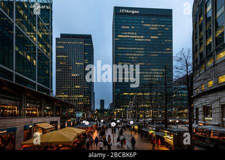 Am frühen Abend im Jubilee Plaza. Canary Wharf, London, England Stockfoto