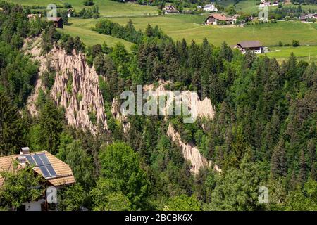 Blick auf die Erdpyramiden, Piramidi di terra in Ritten, Bozner alpen, Longomoso, Südtirol, Italien Stockfoto