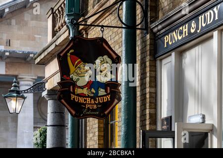 Schild außerhalb der weltberühmten Punch & Judy Pub, erbaut 1787, in Covent Garden, London, England Stockfoto