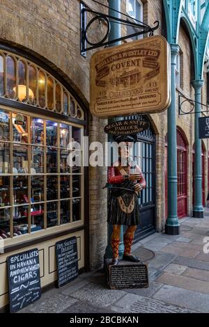 Mullins und Westley Ltd Tabakwaren-Shop in Covent Garden Market in London Stockfoto