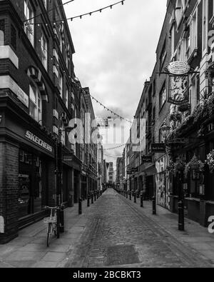 Menschenleere Straße in Covent Garden während der Krise der pandemischen Gesundheit von Coronavirus in London in Schwarzweiß Stockfoto