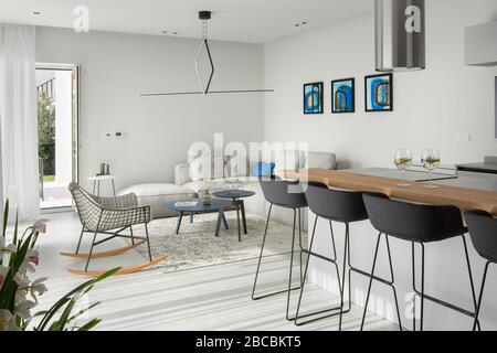 Offene Raum moderne Innenausstattung mit Wohnzimmer und Küche Detail. Stockfoto