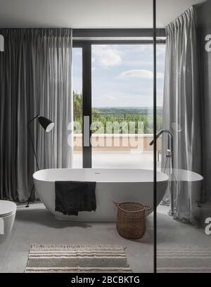 Modernes, elegantes freistehendes Bad mit Blick auf die Landschaft. Stockfoto