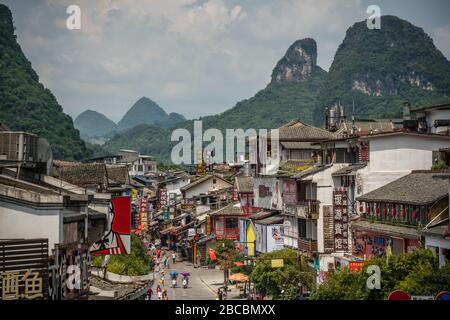 Yangshuo, China - August 2019: Altstadtstraße mit Souvenirläden im Zentrum der Stadt, Provinz Guangxi Stockfoto