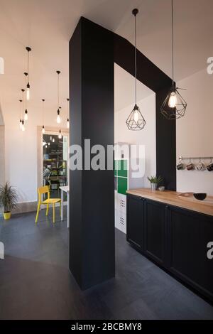 Kleine Coworking Office Ideen mit schwarzen und gelben Details. Stockfoto