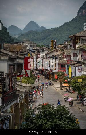 Yangshuo, China - August 2019: Altstadtstraße mit Souvenirläden im Zentrum der Stadt, Provinz Guangxi Stockfoto
