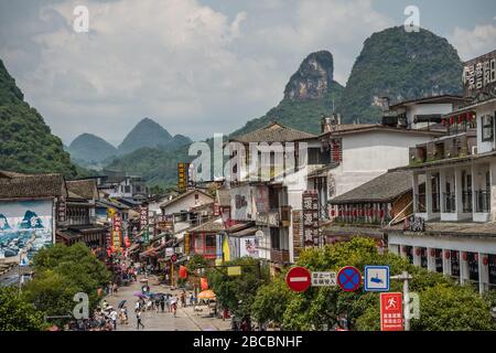 Yangshuo, China - August 2019: Altstadtstraße mit Souvenirläden im Zentrum der Stadt, Provinz Guangxi Stockfoto