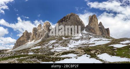 Panoramablick auf Tre cime di Lavaredo, in den Dolmen mit einem wunderschönen blauen Himmel und einigen Wolken, Italien UNESCO Stockfoto