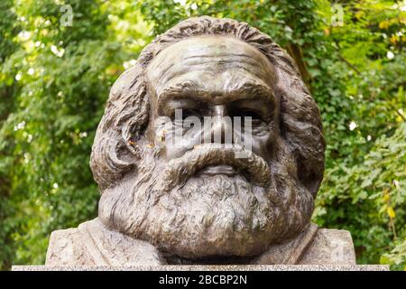 Detail der Skulptur von Karl Marx an seinem Grab auf dem Highgate Cemetery, London Stockfoto