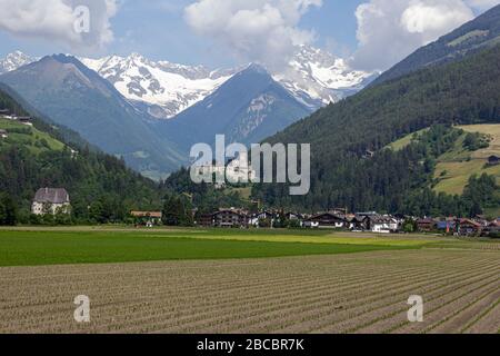 Wunderschöne Aussicht auf Sand in Taufers mit Taufers Schloss. Ahrntal Bruneck, Südtirol in Italien. Stockfoto