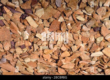 Kleine uneinheitliche Steine von rot-rosa Farbe mit rechteckigen Flächen, Hintergrund, Textur Stockfoto