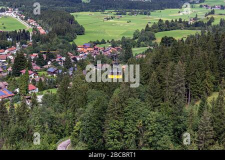 Blick vom Skispringen Stadion. Erdinger-Arena. Oberstdorf, Bayern, Deutschland. Resort, Sport. Stockfoto