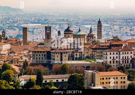 Panoramablick auf die Obere Altstadt (Citta Alta) in Bergamo mit historischen Gebäuden. Stockfoto