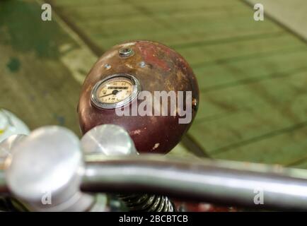 WROCLAW, POLEN - 11. August 2019: US-Autos zeigen: Nahaufnahme eines alten Motorradscheinwerfers mit Tacho. Stockfoto