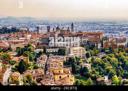 Panoramablick auf die Obere Altstadt (Citta Alta) in Bergamo mit historischen Gebäuden. Stockfoto