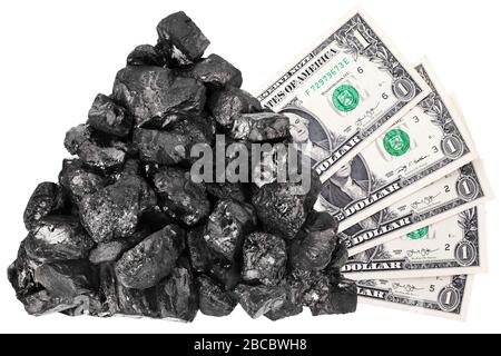 Kohlehaufen und eine Dollarnote auf weißem Hintergrund isoliert Nahaufnahme, schwarzes Kohlestein, Geldbündel, Preiskonzept für fossile Mineralstoffe, Anthrazit Stockfoto