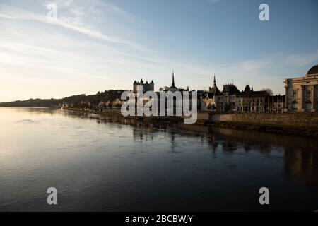 Blick auf die Skyline von Saumur mit mittelalterlichen Burg und Kirchen, Altstadt und Brücke entlang der Loiretherne, Frankreich Stockfoto