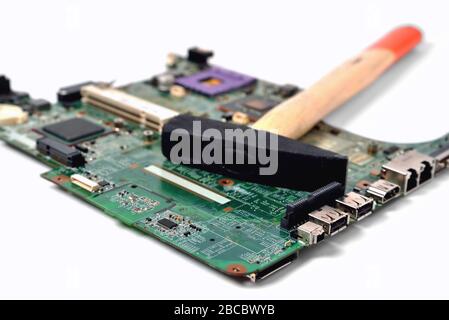 Hammer liegt auf alten Chip aus Laptop, weißer Hintergrund, isolieren Stockfoto