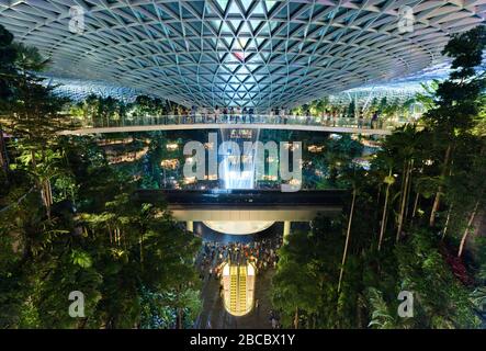 Singapur-30 August 2019: Juwel Changi auf dem Flughafen Singapur während der Lichtshow. Das neue Glaskuppelterminal umfasst einen vertikalen Wasserfall, einen tropischen Stockfoto