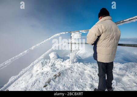 Mann in den Sechzigern am Aussichtspunkt in der Nähe des Sniezka-Gipfels, Karkonosze, im Sudetengebirge, Nationalpark Karkonosze, Niederschlesien, Polen Stockfoto