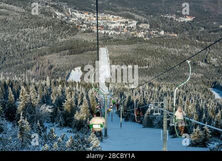 Sesselbahn im Winter von Karpacz zum Kopa-Gipfel, bei Sniezka, Karkonosze im Sudetes-Gebirge, Nationalpark Karkonosze, Niedermösien, Polen Stockfoto