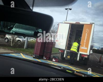 Glasgow, Großbritannien, 4. April 2020. Kunden sammeln Lebensmittel über das Click-and-Collect-System von Sainsbury (mit online vorbestellten Grocieres), wodurch die Anzahl der Besucher der Supermarktgeschäfte gesenkt wird und die Einhaltung der Richtlinien zur sozialen Distanzierung in der Zeit der Coronavirus COVID-19-Pandemie-Krise unterstützt wird. Fotogutschrift: Jeremy Sutton-Hibbert/Alamy Live News. Stockfoto