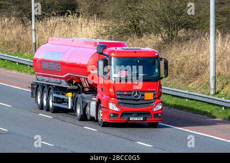 Montgomery Tanker Transportwagen, Tankwagen, Transport, LKW, Frachtführer, Mercedes Benz Vehicle, European Commercial Transport, Industry, M6 in Preston, Großbritannien Stockfoto