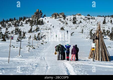 Wanderer im Winter auf Wanderwegen, entlang der deutsch-tschechischen Grenze, subalpine Hochebene, Hauptkamm im Nationalpark Karkonosze, Niedermösien, Polen Stockfoto