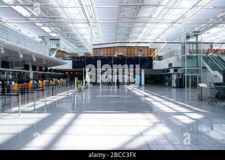 München, Deutschland. April 2020. Im Terminal 2 des Flughafens München sind nur wenige Menschen zu sehen. Infolge der Corona-Pandemie ist der Flugverkehr weitgehend zum Erliegen gekommen. Credit: Sven Hoppe / dpa / Alamy Live News Stockfoto