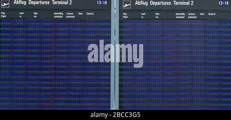 München, Deutschland. April 2020. Eine leere Anzeigetafel ist im Terminal 2 des Flughafens München zu sehen. Infolge der Corona-Pandemie ist der Flugverkehr weitgehend zum Erliegen gekommen. Credit: Sven Hoppe / dpa / Alamy Live News Stockfoto