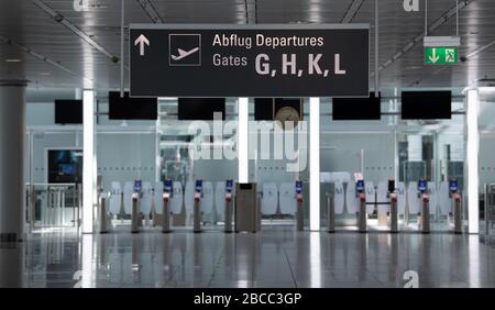 München, Deutschland. April 2020. Der Zugangsbereich zum Sicherheitskontrollpunkt im Terminal 2 des Flughafens München ist verlassen. Durch die Corona-Pandemie ist der Flugverkehr praktisch zum Erliegen gekommen. Credit: Sven Hoppe / dpa / Alamy Live News Stockfoto