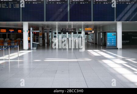 München, Deutschland. April 2020. Der Zugangsbereich zum Sicherheitskontrollpunkt im Terminal 2 des Flughafens München ist verlassen. Durch die Corona-Pandemie ist der Flugverkehr praktisch zum Erliegen gekommen. Credit: Sven Hoppe / dpa / Alamy Live News Stockfoto