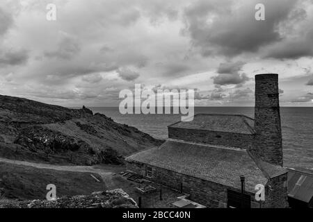 Kesselhaus, Levant Mine, Cornwall und West Devon Mining Landscape UNESCO-Weltkulturerbe, Penwith Peninsula, Cornwall, Großbritannien. S/W-Version Stockfoto