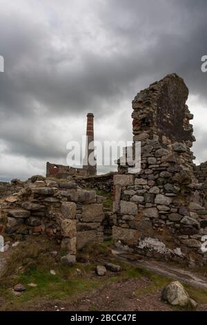 Das zerstörte Count House und darüber hinaus der Strom- und Kompressorhauskamin, Levant Mine, UNESCO-Weltkulturerbe, Penwith Peninsula, Cornwall, Großbritannien Stockfoto