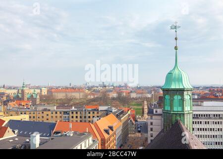 Dach und Turmspitze der Trinitatis-Kirche in Kopenhagen Stockfoto