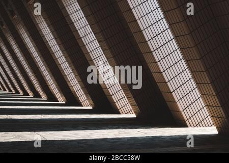 Dreieck geformter Außenkorridor, Tunnelarchitektur - Stockfoto