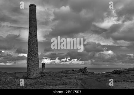 Stempel Motor Haus Kamin. Levant Mine, St. Just, Cornwall, Großbritannien. Cornwall und West Devon Bergbaulandschaft UNESCO-Weltkulturerbe. S/W-Version Stockfoto