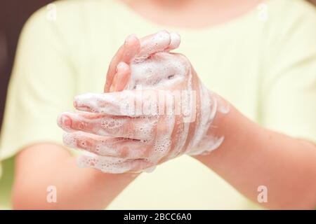 Vorderansicht auf Babys Hände in Seifenseiben, Körperpflege-Konzept Stockfoto