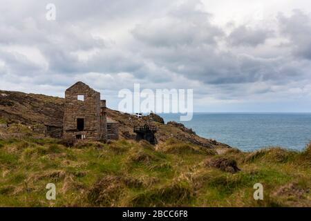 Ruinen des Pumpe-Engine-Hauses, Levant Mine, UNESCO-Weltkulturerbe, Penwith Peninsula, Cornwall, Großbritannien. Stockfoto