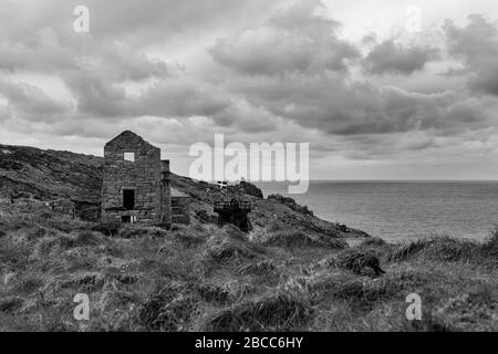 Ruinen des Pumpe-Engine-Hauses, Levant Mine, UNESCO-Weltkulturerbe, Penwith Peninsula, Cornwall, Großbritannien. Schwarzweiß-Version Stockfoto