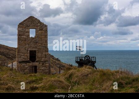 Ruinen des Pumpe-Engine-Hauses, Levant Mine, UNESCO-Weltkulturerbe, Penwith Peninsula, Cornwall, Großbritannien. Stockfoto