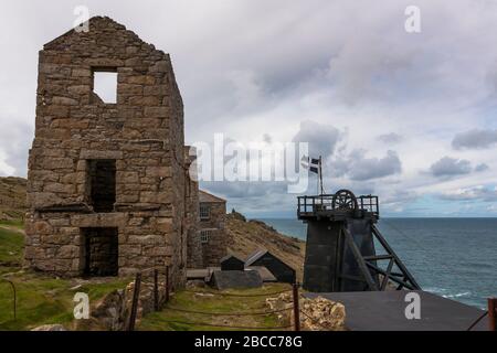 Ruinen des Pumpenmotorhauses und des Windungsgetriebes, Levant Mine, UNESCO-Weltkulturerbe, Penwith Peninsula, Cornwall, Großbritannien Stockfoto