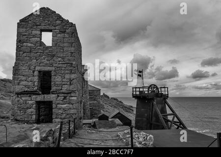 Ruinen des Pumpenmotorhauses und des Windungsgetriebes, Levant Mine, UNESCO-Weltkulturerbe, Penwith Peninsula, Cornwall, Großbritannien. Schwarzweiß-Version Stockfoto