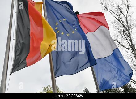 Berlin, Deutschland. April 2020. Die Flaggen Deutschlands, der EU und Frankreichs fliegen im Centre Francais de Berlin, einem deutsch-französischen Kulturzentrum in der Müllerstraße in Wedding. Kredit: Jens Kalaene / dpa-Zentralbild / ZB / dpa / Alamy Live News Stockfoto