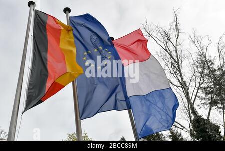 Berlin, Deutschland. April 2020. Die Flaggen Deutschlands, der EU und Frankreichs fliegen im Centre Francais de Berlin, einem deutsch-französischen Kulturzentrum in der Müllerstraße in Wedding. Kredit: Jens Kalaene / dpa-Zentralbild / ZB / dpa / Alamy Live News Stockfoto